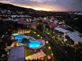 Apartamento en condominio Avalon Country Club,Santa Ana, 4 personas, terraza, restaurante, piscina, tenis,ideal para mascotas