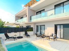 Beachfront Villa Azzurro with Seaview, hotel u Privlaci
