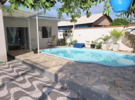 Casa com piscina &agrave; 460m do Mar, biệt thự ở Matinhos