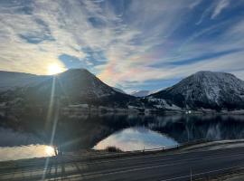 Husslåttene apartments with terrace, cheap hotel in Skei 