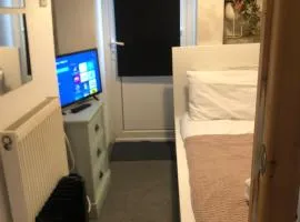Single access en suite room