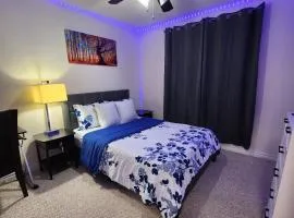 Emerald Staycation Suite with Free Street Parking , Shared Kitchen and Washroom