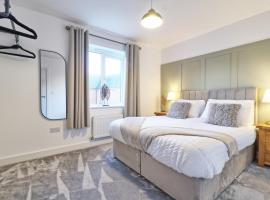 Luxury 4-BDR House in Colchester - Guests up to 8 - Hi-Speed Wi-Fi - Parking - Garden - Business - Contractors - Families - Long Term Stays, hotel in Colchester