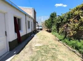 Departamento centrico con aire acondicionado y patio para guardar el vehiculo