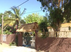 Campement Courbine, hotel que acepta mascotas en Ndangane