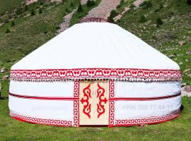 Aksay yourt Camp, hotel di Birlik