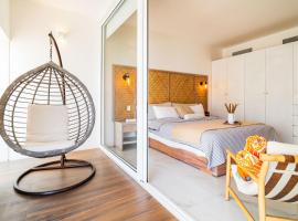 Casa Flor- Opulent, Secure, Serene Central Cabo Condo, Pool Views!，卡波聖盧卡斯的有熱水按摩池的飯店