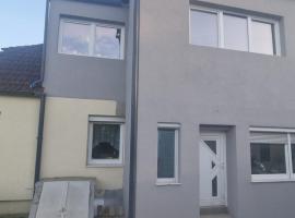 Haus mit Garten und Parkplätzen, hotel ve uŠtýrském Hradci