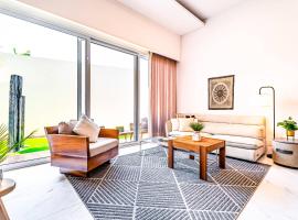 3BR Cabo Condo Walk to Medano Beach & Marina, hotel con bañera de hidromasaje en Cabo San Lucas
