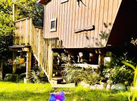 La cabane perch&eacute;e du trappeur: &Eacute;crainville şehrinde bir &ccedil;adırlı kamp alanı
