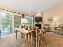 New, Spacious and charming, with a river view, conveniently located near skiing and golf