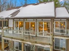New, Spacious and charming, with a river view, conveniently located near skiing and golf