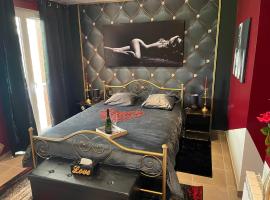 Love Room LA FABULEUSE, hotel v destinaci Le Pradet