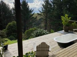 Raglan LoveNest -Romantic escape with outdoor bath, hotel en Raglan