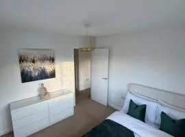 Modern & Spacious 3-Bedroom Home in Dartford, Ideal for Families, Groups and Contractors
