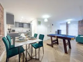 Luxury Nostalgic City Centre Stay with Pool Table, Netflix, Sofa bed, Sleeps 6, Nostalgia Stays