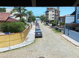 Casa Fantástica 50 mt Prainha Vista do Mar - Parte Superior, hotel v destinaci São Francisco do Sul