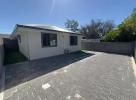 B3 Near Airport - Cozy Home, Walk to Shops & Eats