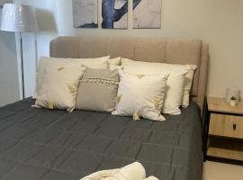 Cozy and Affordable Deluxe Condo near Puerto Princessa Airport，位于公主港的分契式公寓