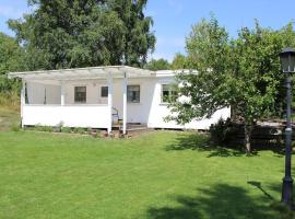 Cozy cottage close to both nature and city, hotel v destinaci Lysekil