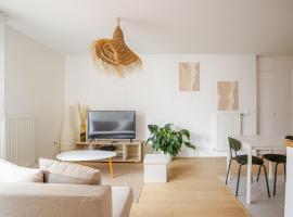 2 room apartment near PARIS and Metro line 4, hotel in Bagneux