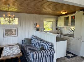 Lys og koselig hytte med flott utsikt og masse sol, hotel i Fredrikstad