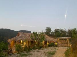 HUA TẠT HMONG Retreat، كوخ في Pou Gnan (1)