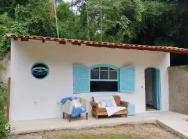 Charmosa edícula próxima a praia