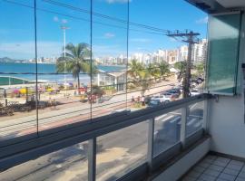 Apartamento BEIRA MAR VISTA TOTAL - SENSAÇÃO DE CASA TÉRREA A BEIRA MAR - COZINHA EQUIPADA -AIR FRYER -ÁREA DE CHURRASCO PRIVATIVA- TVS SMART- DISNEY PLUS E OUTROS-PRAIA IDEAL PARA CRIANÇAS-ROUPA DE CAMA PARA 2 X CASAIS -KIT PRAIA 4 PESSOAS, hotel em Guarapari