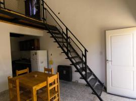 Duplex con patio y cochera, con aire acondicionado y vajilla completa en el centro de Choele Choel, hotel in Choele Choel