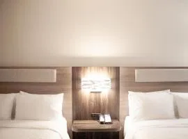 Holiday Inn Express & Suites Overland Park by IHG