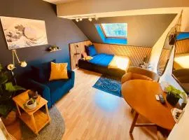 Modernes ruhiges Zimmer mit Ausblick ins Grüne