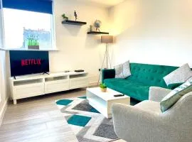 Central Leigh, on the Broadway, private gated parking, balcony