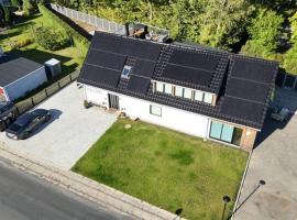 Charming house for 11 persons in Odense with Luxury Rooftop Deck & Free Parking, casa de campo em Odense