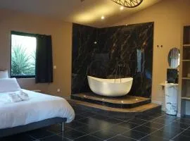 Chambre de charme indépendante Alba avec baignoire îlot - Domaine Astra, Grans