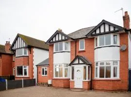 Tudor-Themed 6-Bed Gem, Spacious & Unique Village Stay