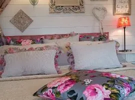 VINTAGE cottage by the sea & Jacuzzi