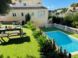 Spacious chalet on golf course, hotel v destinaci Altea