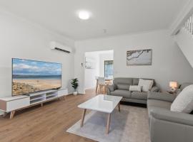 Elegant 3-Bed Home Steps from Sunny Glenelg Beach，位于格莱内尔格的酒店