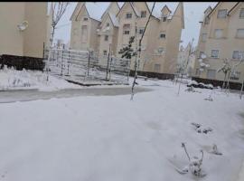 Casa de la Mama chauffée cosy et climatisée 3 pièces Ifrane sous la neige, hôtel à Ifrane