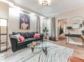 Close to all Walkable to PPL bars restaurants Near colleges hospitals parks