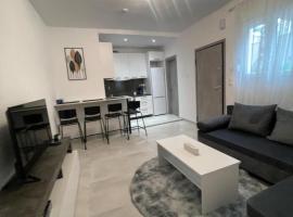 Three with 2 Baths in Evosmos, Hotel in Thessaloniki