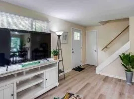 Cozy Home Steps to RIT by UofR Airport DWTN with AC