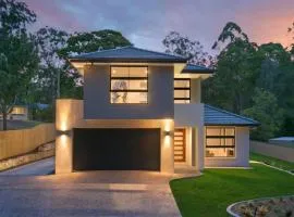 Tenah Merah Estate - Secluded & Spacious Family Home, 2 min to M1 entrance, 3 min to Hyperdome Shopping Centre