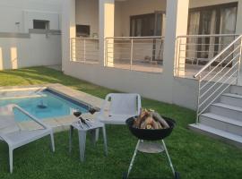 Heaven and Tranquility at River Glades in Lonehill, hotel in Sandton