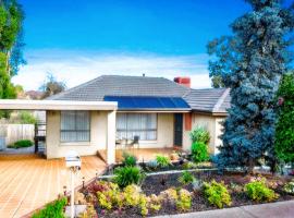 Home in Doncaster with Gardens, Near Shops & Transport, hotel in Doncaster