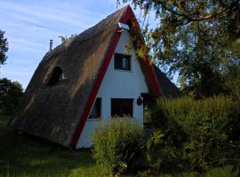 Cottage with fireplace and Bodden view, Hotel in Ummanz