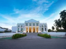 Grandeeza Hotel by Galison