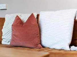 Yasmins Cosy 3 Bed Home - Brand New, FREE Parking - Hosted by Stay Host Save