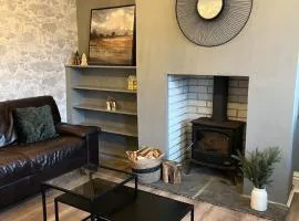 Bumblebee Cottage 3-Bed Family Stay near Sheffield with Garden & Free Parking